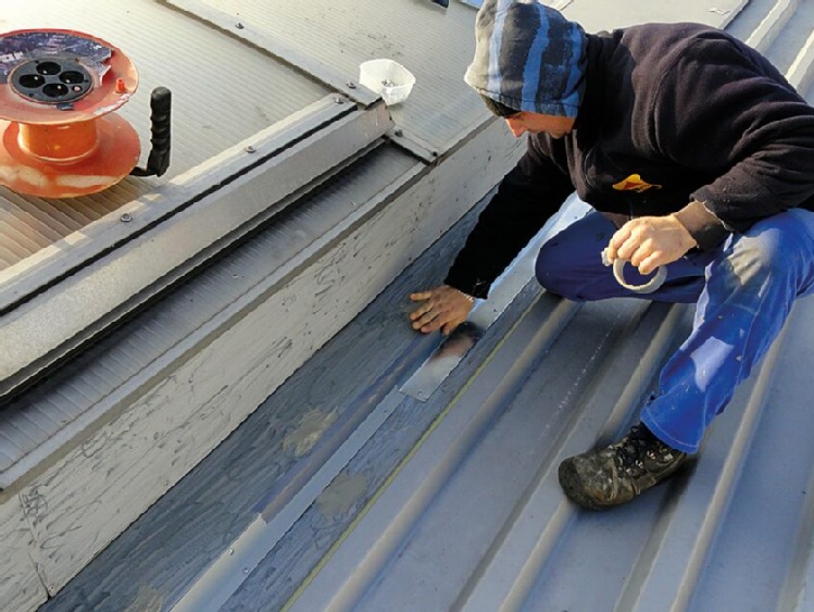 Jak zadbać o bezpieczeństwo budynku uszczelniając świetliki na dachu?